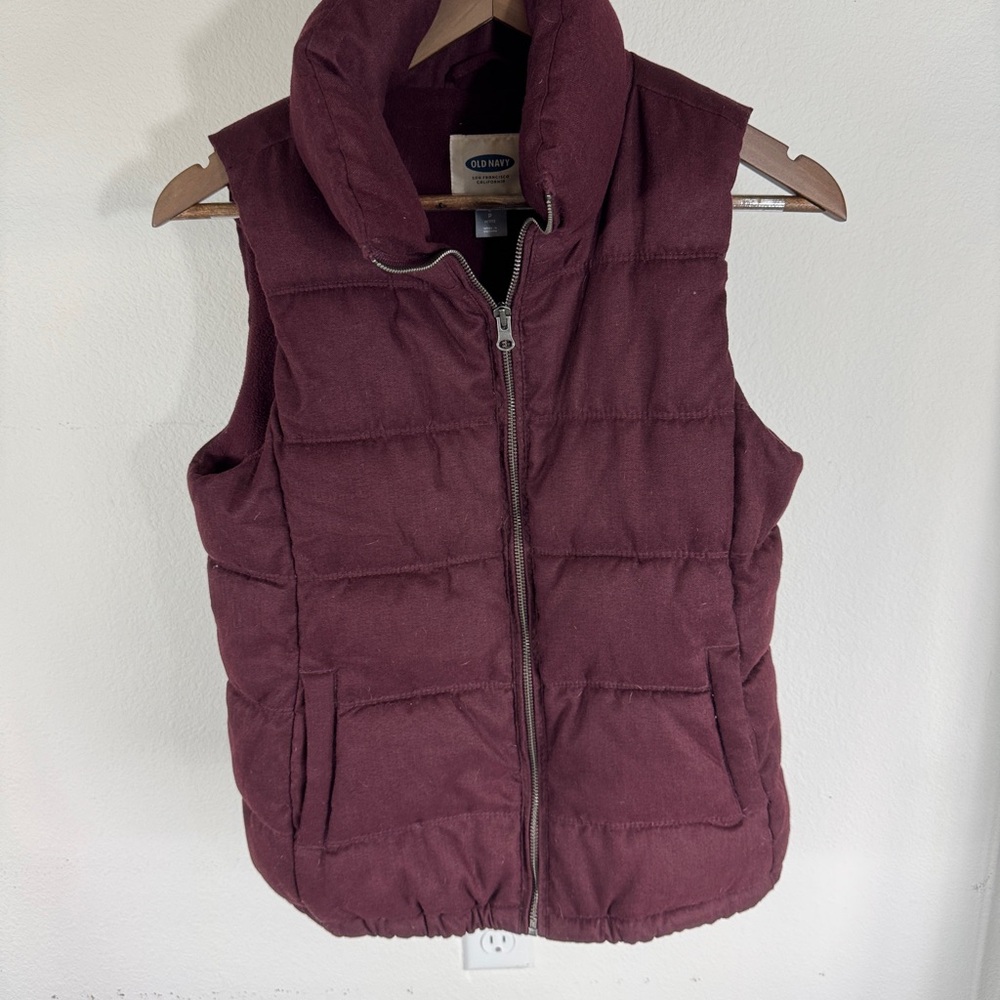 Old Navy Women's Burgundy Puffer Vest